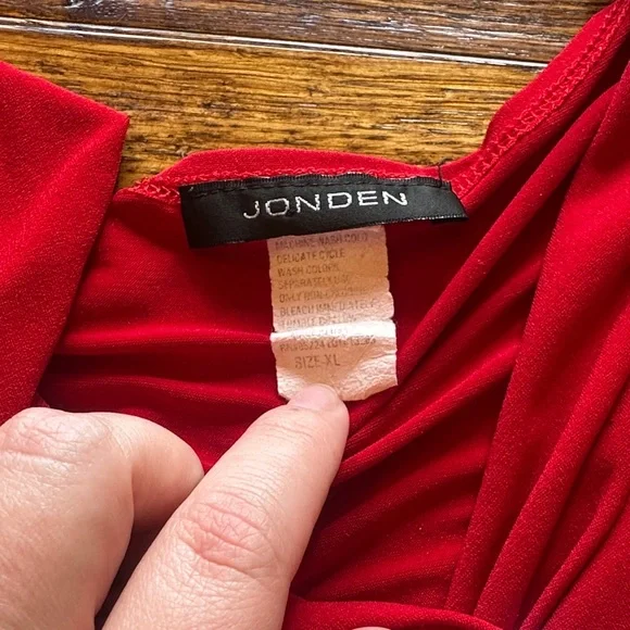 Elegant Red Sleeveless Top with Ring Detail - Picture 3 of 6